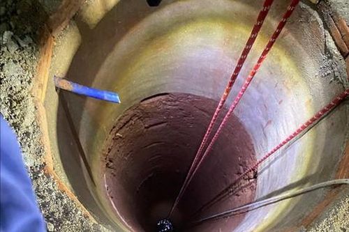 Công an cứu người phụ nữ đi nhặt ve chai rơi xuống giếng sâu hơn 30 mét trong đêm