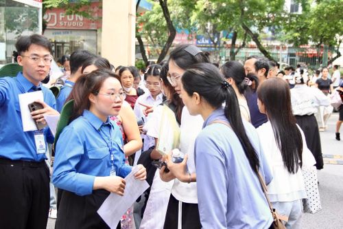 Sáng nay, gần 125.000 thí sinh Hà Nội làm thủ tục thi lớp 10 công lập