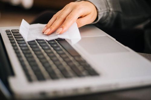 Cách vệ sinh bàn phím laptop vừa sạch vừa an toàn