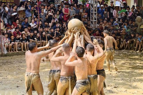 16 trai làng đóng khố, vật lộn dưới bùn tranh quả cầu gỗ 20kg ở Bắc Ninh