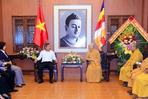 Chủ tịch UBND TP Hà Nội Vũ Đại Thắng thăm, chúc mừng Đại lễ Phật đản