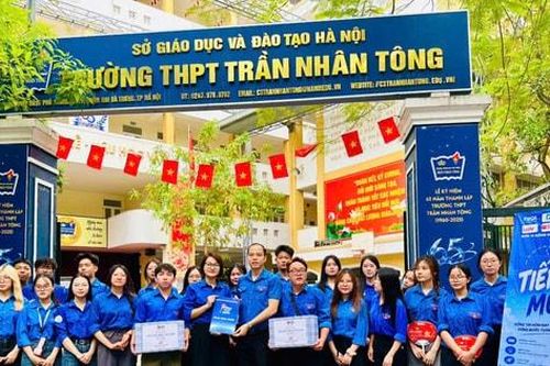 Hàng nghìn 'áo xanh' đồng hành cùng sĩ tử vượt vũ môn