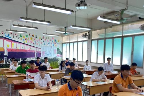 Gần 125.000 thí sinh Hà Nội thi môn thi đầu tiên kỳ tuyển sinh lớp 10 công lập