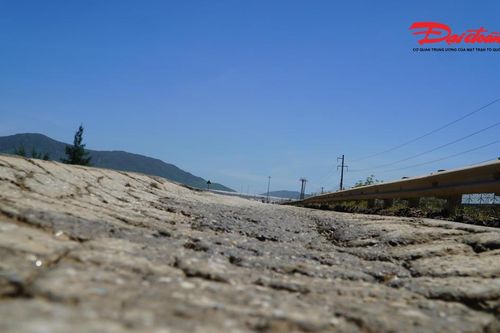 Khu kinh tế Vũng Áng: Tuyến đường huyết mạch xuống cấp, tiềm ẩn nguy cơ tai nạn