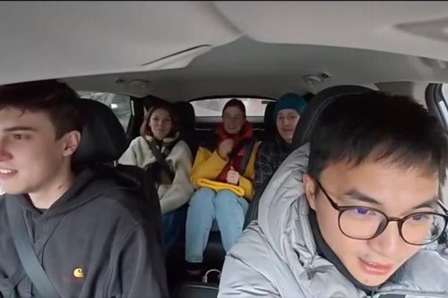 Tài xế taxi nói tiếng Anh lưu loát với khách Tây gây sốt