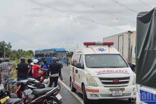 Xe khách tông nhiều xe máy, 2 người tử vong
