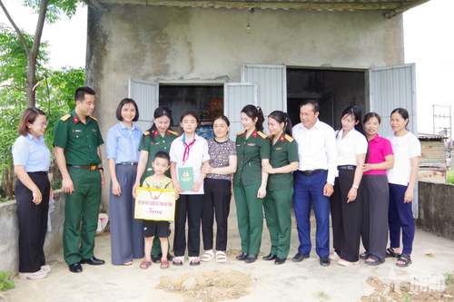 'Mẹ đỡ đầu' - người mẹ quân nhân yêu thương trẻ em nghèo, mồ côi
