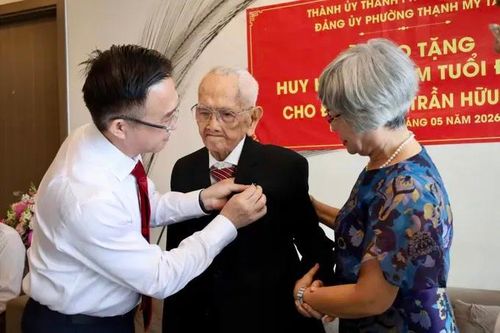 Trao tặng Huy hiệu 80 năm tuổi Đảng trở lên: Thể hiện sự trân trọng của Đảng và Nhà nước