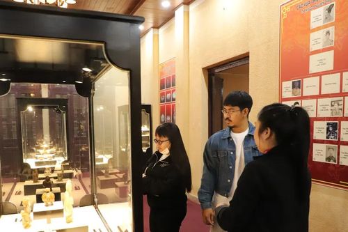 Độc đáo bộ sưu tập cổ vật cung đình triều Nguyễn tại Lâm Đồng