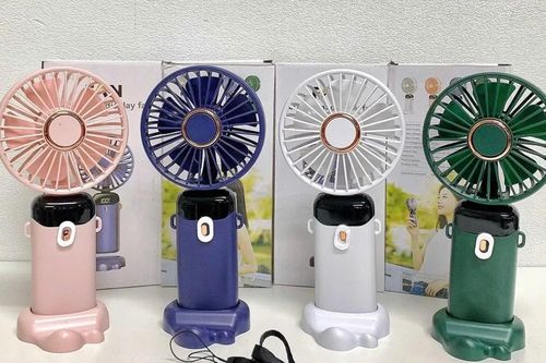 Nắng nóng 40 độ, quạt cầm tay vài trăm nghìn vẫn hút khách