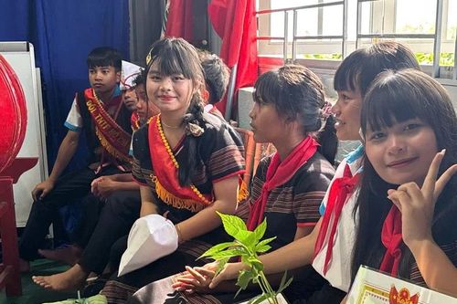 Món quà bất ngờ trong lễ bế giảng của học sinh vùng cao