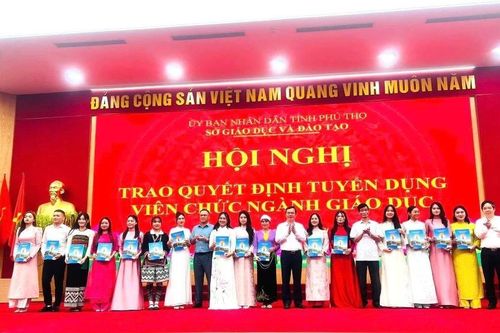 Sở GD&ĐT Phú Thọ trao quyết định tuyển dụng viên chức ngành giáo dục