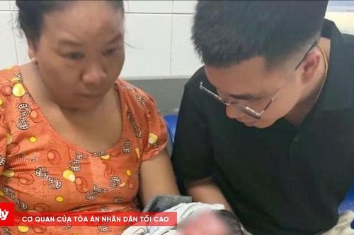 Bé sơ sinh còn nguyên dây rốn được phát hiện trước cổng chùa
