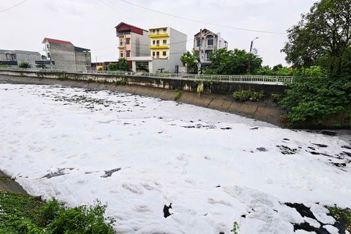 Nước kênh đen đặc, nổi bọt trắng bay cả vào nhà dân ở Bắc Ninh