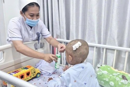 Công an tìm 5 người thân liên quan vụ bé trai 2 tuổi bị bạo hành