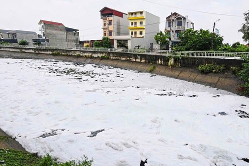 Nước kênh đen đặc, nổi bọt trắng bay cả vào nhà: UBND tỉnh chỉ đạo xử lý dứt điểm