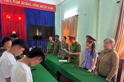 Thi hành Lệnh bắt bị can để tạm giam các bị can trong vụ án 'Mua bán trái phép chất ma túy'