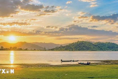 Hồ Lắk - hồ nước ngọt tự nhiên lớn nhất và đẹp nhất Tây Nguyên