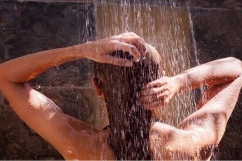 Cô gái bỏ tắm nhiều tháng liền và cái kết bất ngờ