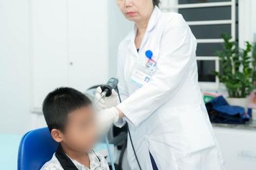 Đi bơi mùa hè nhiều trẻ nhập viện vì viêm tai, bác sĩ khuyên cha mẹ nên tránh điều này