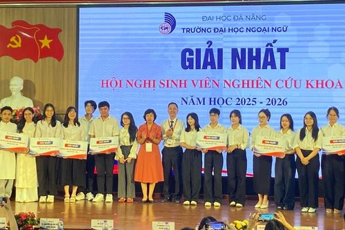 Trao thưởng gần 50 đề tài nghiên cứu khoa học của sinh viên Trường Đại học Ngoại ngữ Đà Nẵng