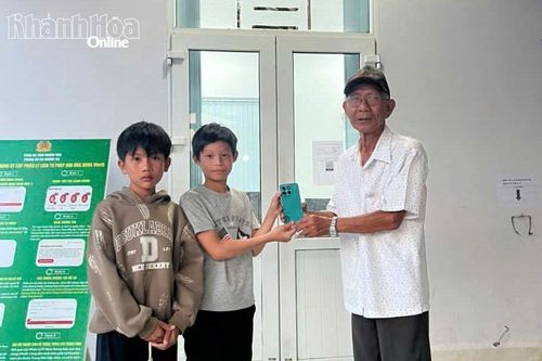 Hai học sinh nhặt được điện thoại, chủ động tìm người đánh rơi