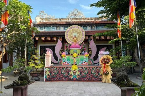 Về Huế đi chùa