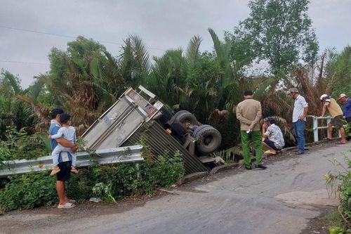 Tây Ninh: Xe tải lao xuống kênh sau va chạm lan can cầu, tài xế nguy kịch