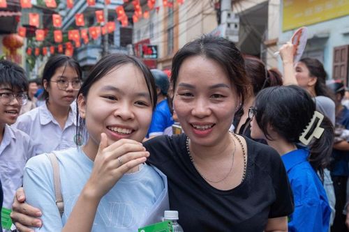 Thí sinh nhận định đề Ngữ văn vào lớp 10 Hà Nội 'dễ thở', có thể đạt từ 7,5 - 8 điểm