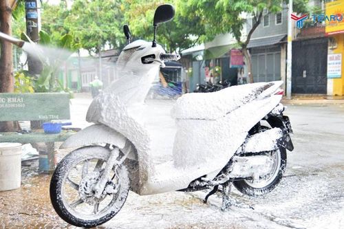 Dội nước làm mát xe máy được không?