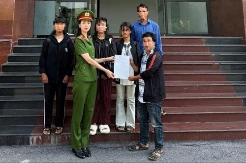 Giải cứu ba thiếu nữ bị dụ dỗ làm 'việc nhẹ, lương cao'