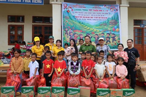Câu lạc bộ Trái tim vàng Hà Nội tổ chức Chương trình 'Tết Thiếu nhi' tại 2 điểm trường xã Thông Nông