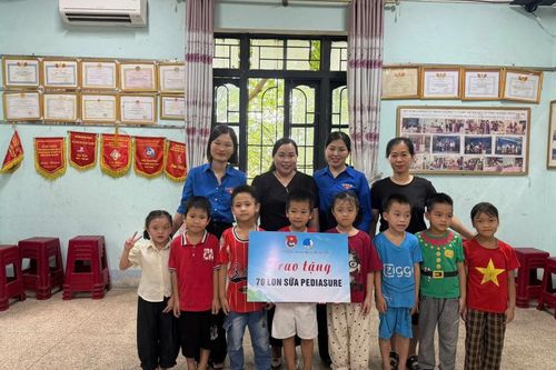 Phối hợp trao tặng 1.370 lon sữa bột cho trẻ em có hoàn cảnh khó khăn nhân dịp 1/6