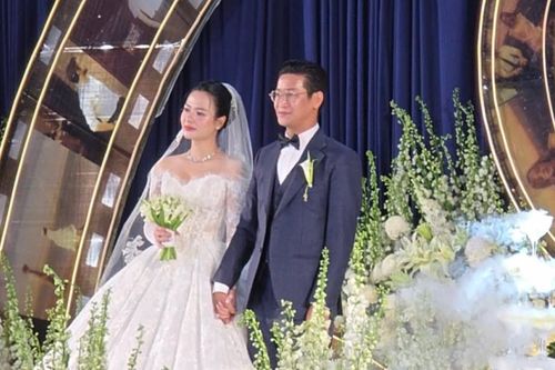 Mỹ nhân phim giờ vàng Việt Hoa rạng rỡ trong lễ cưới ở Hà Nội