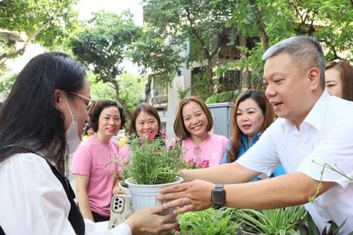 Công đoàn viên phường Hoàn Kiếm nhiệt tình hưởng ứng 'Ngày thứ 7 xanh'