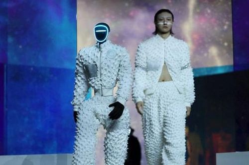 Khi Robot bước lên sàn diễn thời trang Seoul
