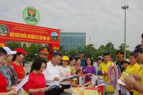 Bộ Chỉ huy quân sự tỉnh Tuyên Quang tổ chức trưng bày và tuyên truyền sách pháp luật