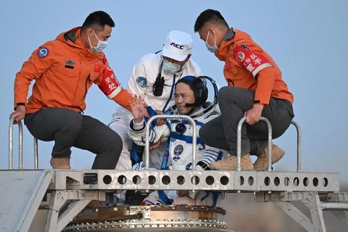 Phi hành đoàn tàu vũ trụ Thần Châu 21 trở về Trái Đất an toàn