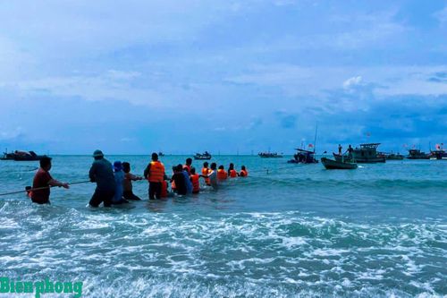 Đồn Biên phòng Hòn Sơn hỗ trợ trục vớt, lai dắt phương tiện bị sóng đánh chìm
