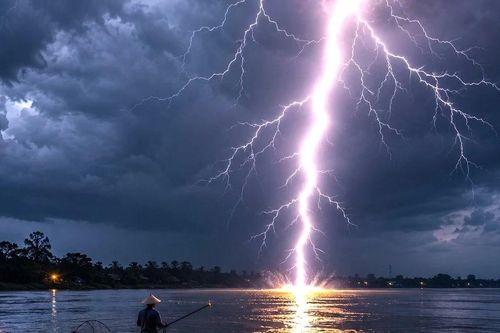 Mưa dông giữa hè, người đàn ông bị sét đánh rơi xuống sông tử vong