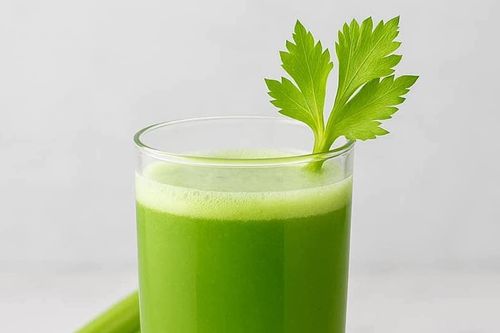 Nước ép cần tây thanh nhiệt, giúp hạ huyết áp nhưng 3 nhóm người không nên uống