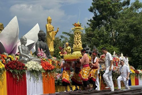 Hàng nghìn người tham gia lễ rước Kirab Waisak tại đền Borobudur