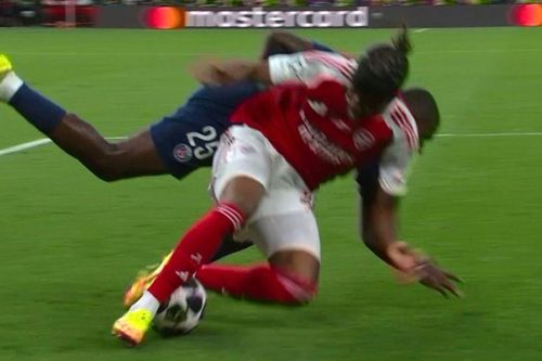 Dậy sóng với tình huống Arsenal bị từ chối phạt đền trước PSG