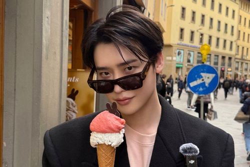 Lee Jong Suk khoe ảnh đời thật, visual được khen 'như hoàng tử'