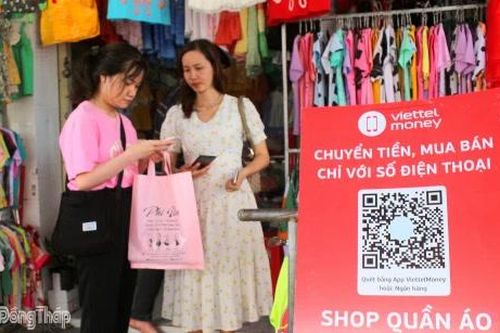 Từ chợ truyền thống đến thanh toán QR: Chuyển đổi số đang đi vào đời sống