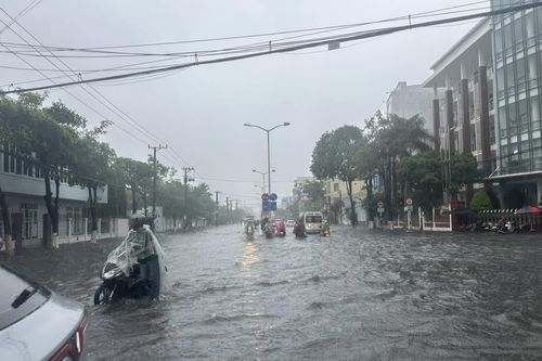 Mưa lớn khiến một số tuyến đường ở Nha Trang bị ngập sâu