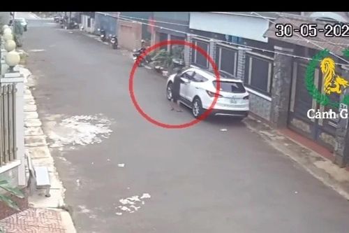 Chủ xe quên chìa khóa, bé trai 12 tuổi lái ô tô rời đi khiến nhiều người thót tim