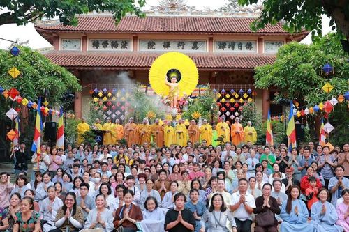 Thiền viện Vạn Hạnh (P.Đức Nhuận, TP.HCM) trang nghiêm cử hành Đại lễ Phật đản Phật lịch 2570