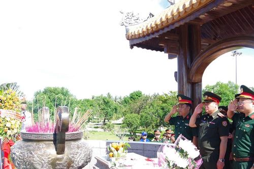 Đoàn sĩ quan trẻ Quân đội nhân dân Lào tri ân các Anh hùng liệt sĩ tại Thành Cổ Quảng Trị