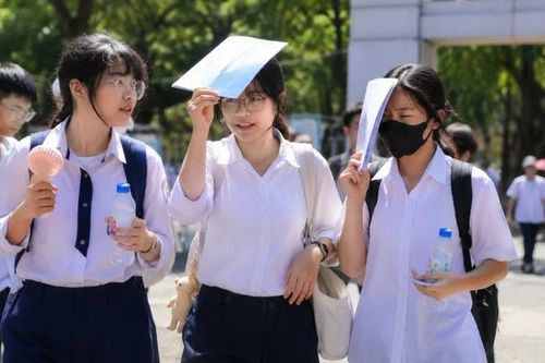 Hà Nội nắng nóng trong ngày thi thứ hai vào lớp 10